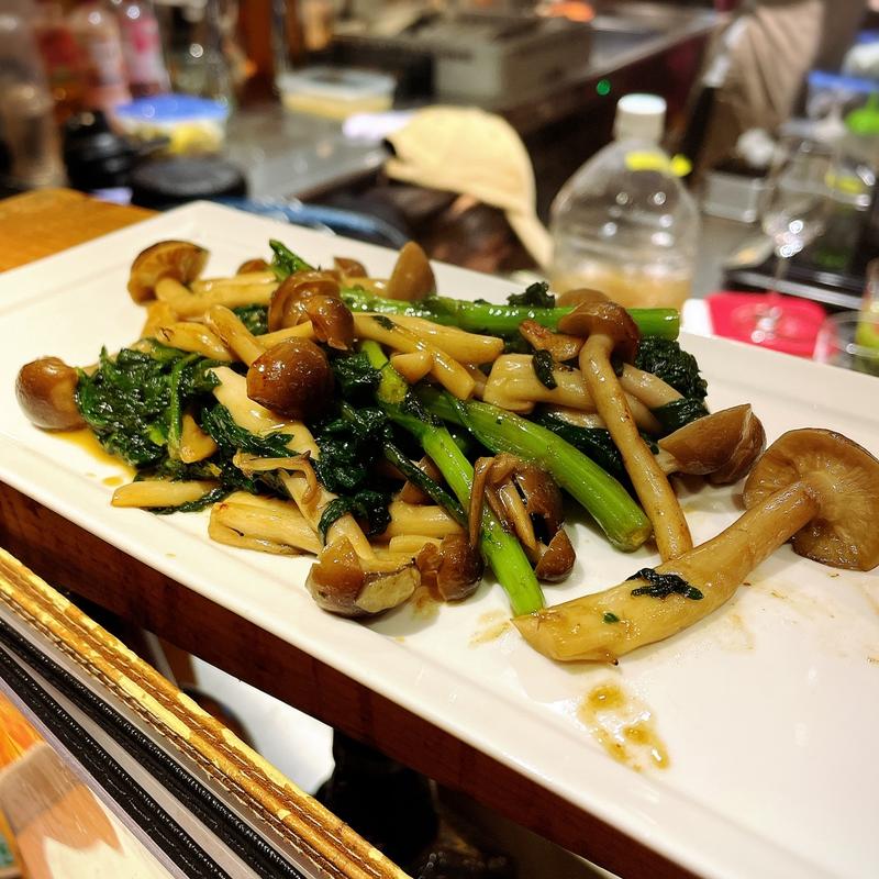 春菊と二種きのこのバター醤油焼サラダ(鉄板バル SOURCE （ソース）)