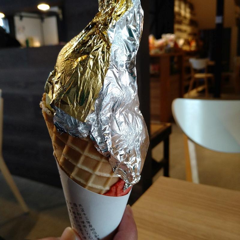 金銀箔抹茶ソフトクリーム(茶房源三郎)