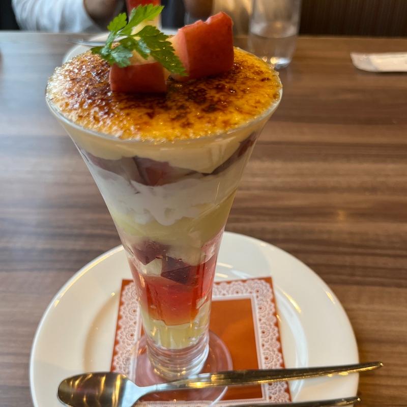 紅玉りんごと塩キャラメルアイスの ブリュレパフェ(ロイヤルホスト横浜駅前店)