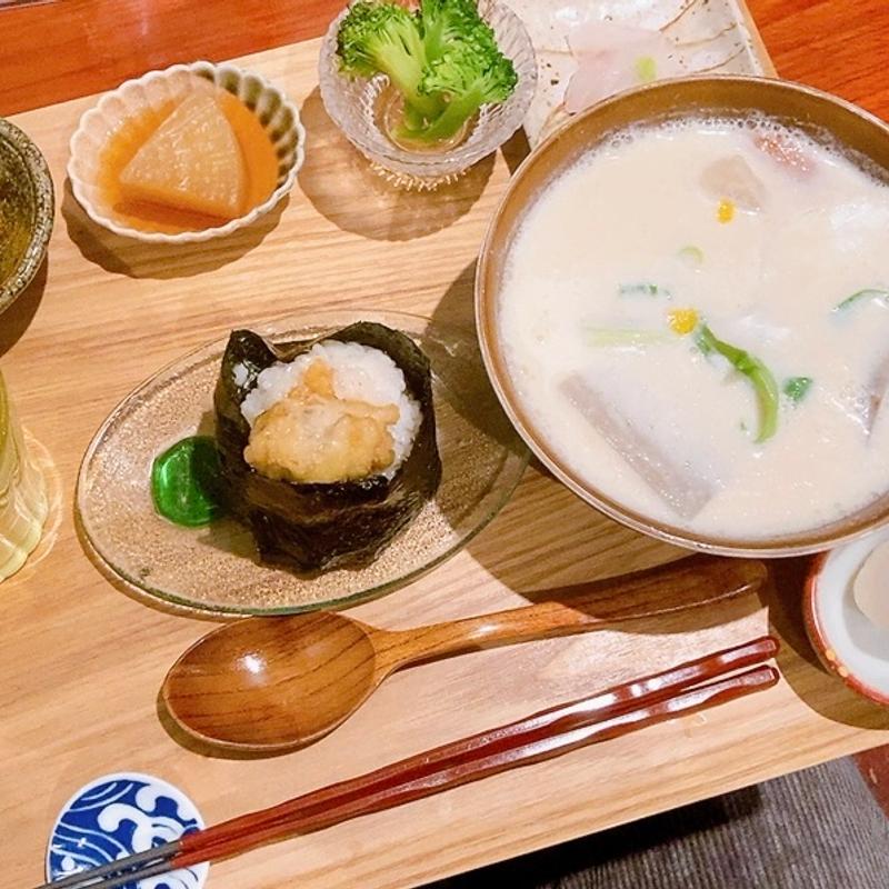 味噌汁とおにぎりの定食(小料理屋 永山)