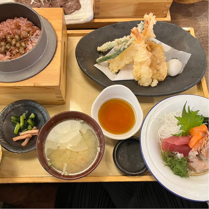 天ぷら盛り合わせとお刺身定食　五穀ごはん(五穀 旭川駅前店)
