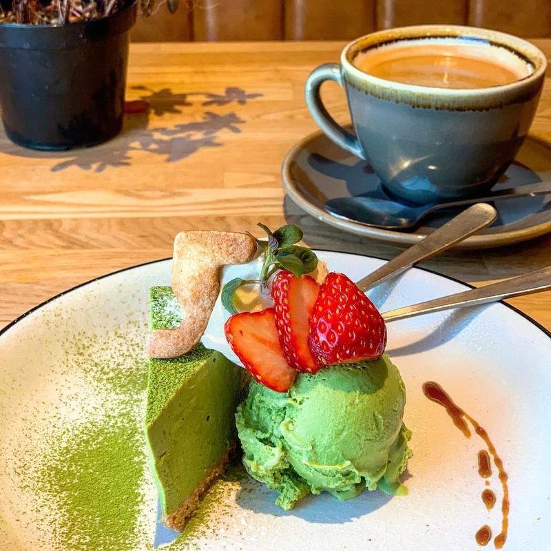 抹茶のレアチーズcake＋いちごちゃん(5 waters cafe)