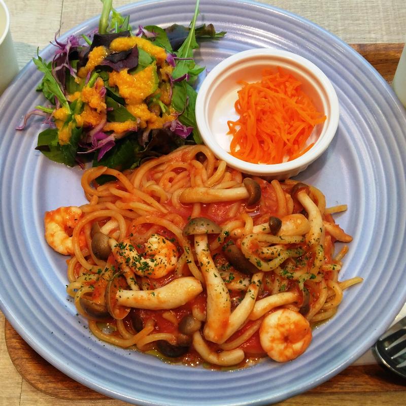 海老ときのこのトマトソースパスタ(ハミングミールマーケット コーヒー&バー)