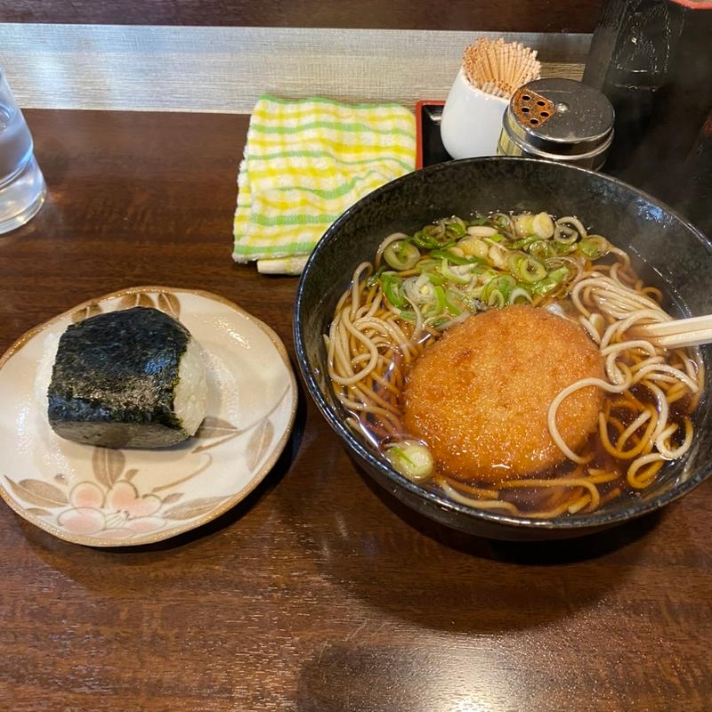 コロッケそば、おにぎり(蕎麦饂飩 壱参壱 酒場)