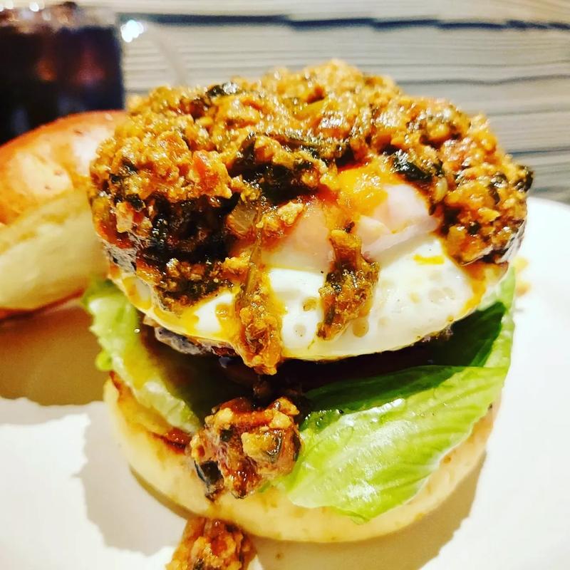 ほうれん草ミートソースと目玉焼きバーガー(だるま珈琲)