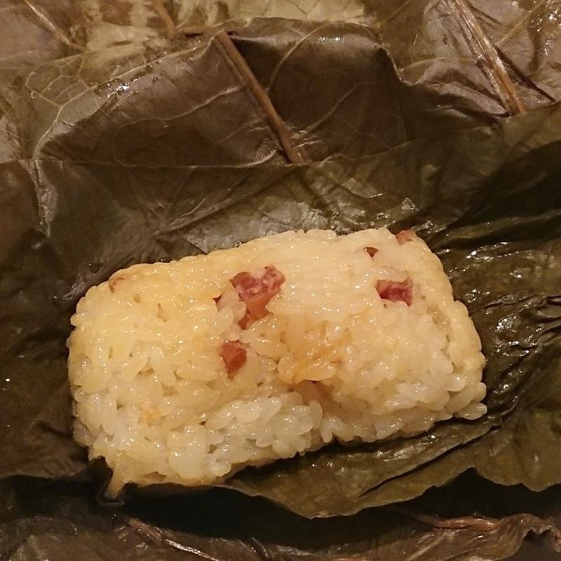 腸詰めと干し海老のおこわ 蓮の葉包み(菜香新館)