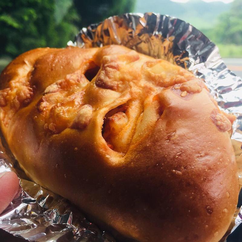 トマトとチーズのパン(名も無きパン屋)