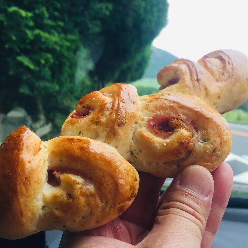 全粒粉と青海苔入り生地のベーコンエピ(名も無きパン屋)