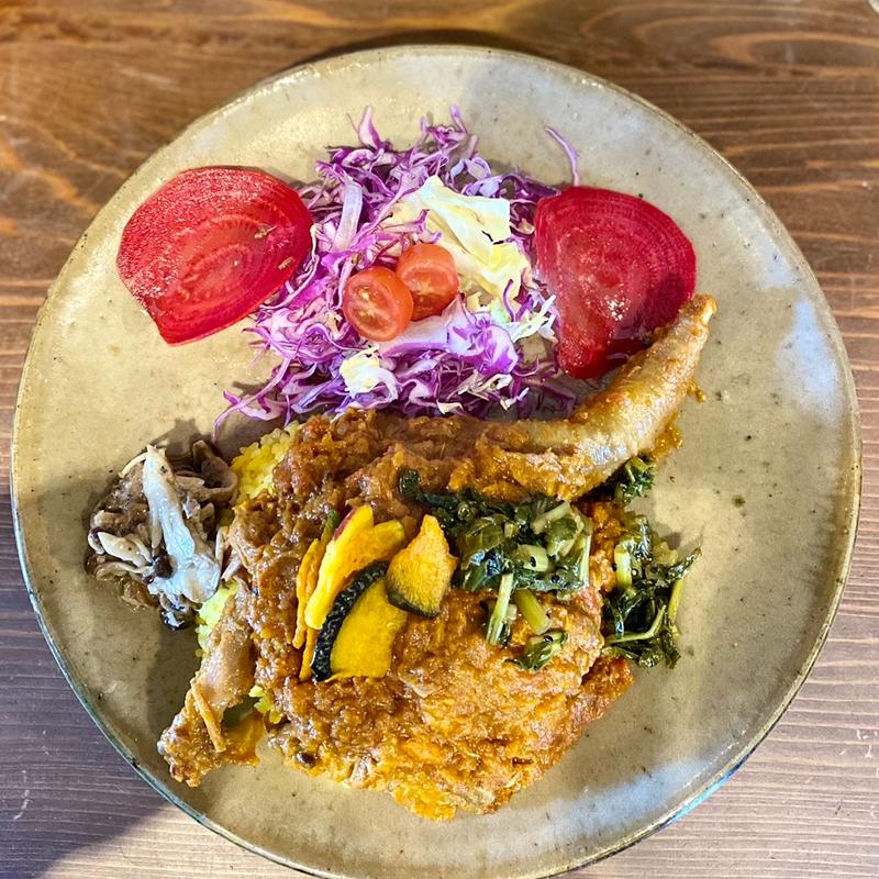 親鳥の骨付きモモ肉丸ごと一本　チキンカレー(カレー屋さんかく)