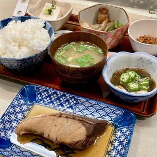 煮魚定食(ブリ)