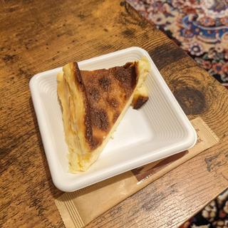 バスク風濃厚チーズケーキ 1カット(POKE POKE 神保町)