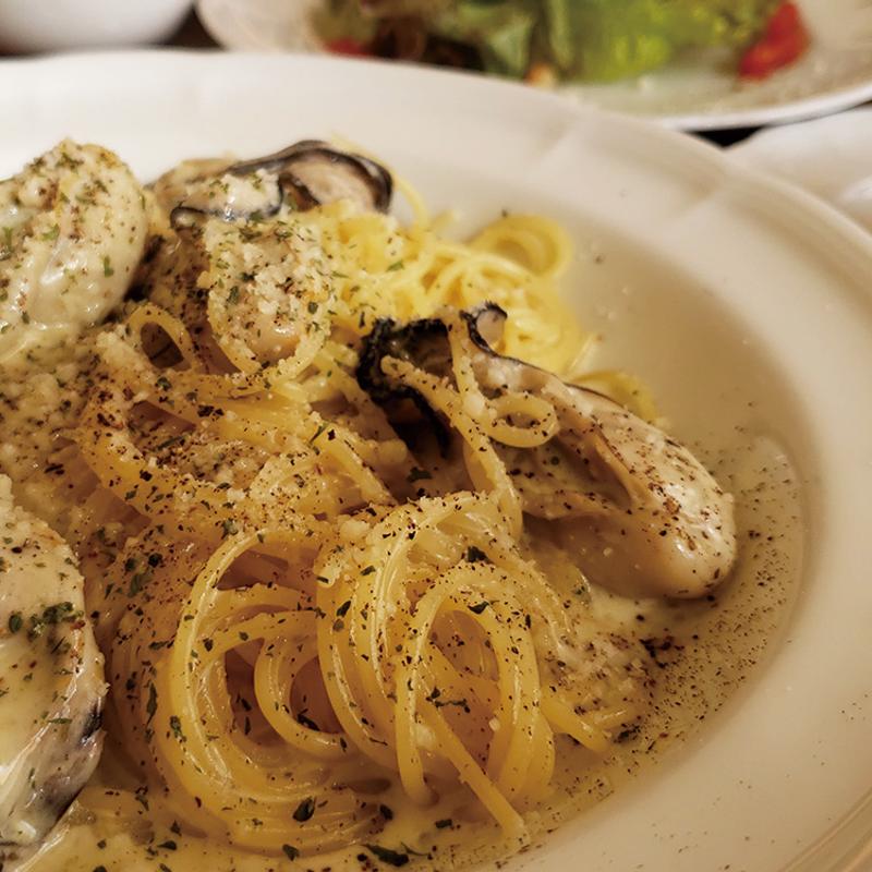 広島牡蠣白ワイン蒸しクリームパスタ(ヒデズキッチン)