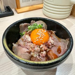 月見牛サーロインローストビーフ丼(ラーメン専科 竹末食堂)