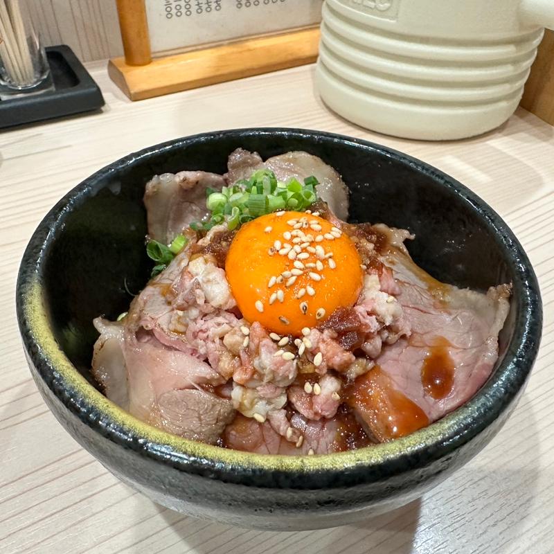 月見牛サーロインローストビーフ丼(ラーメン専科 竹末食堂)