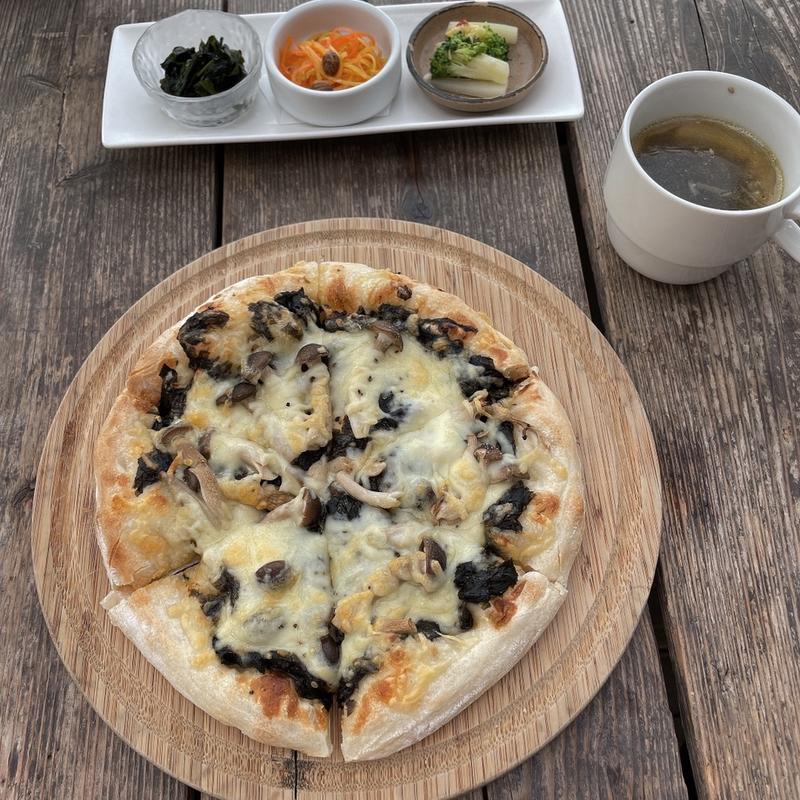 自家製若布の佃煮ときのこのピザ(かねよ食堂)