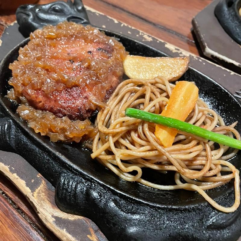 手ごねハンバーグ(大衆ステーキとハンバーグ炭火焼専門店 ミンチェッタ)