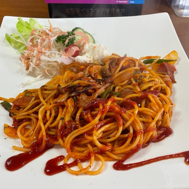 今月のおすすめ　ナポリタン　サラダ付き(キッチンカフェ めだちやさん )