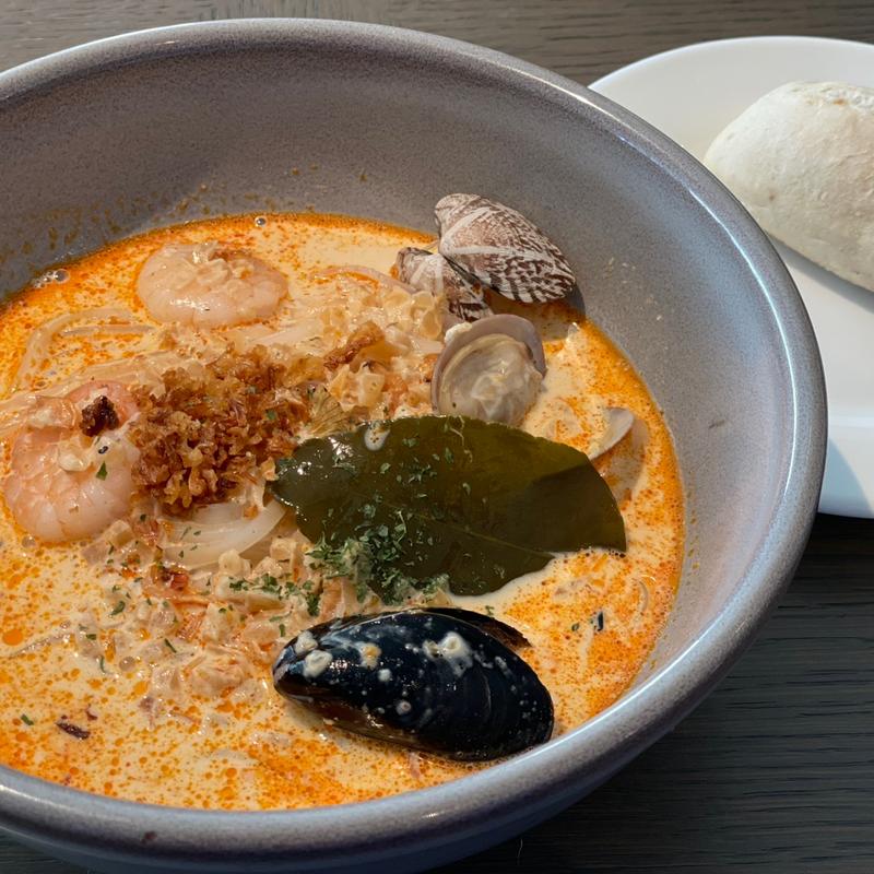 絶品シーフードラクサ(Colonial Beach - コロニアルビーチ 横浜ハンマーヘッド)