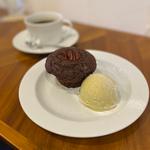 有機チョコレートと ピーカンナッツマフィンとピスタチオアイスクリームセット+200 yen(KURKI COFFEE)