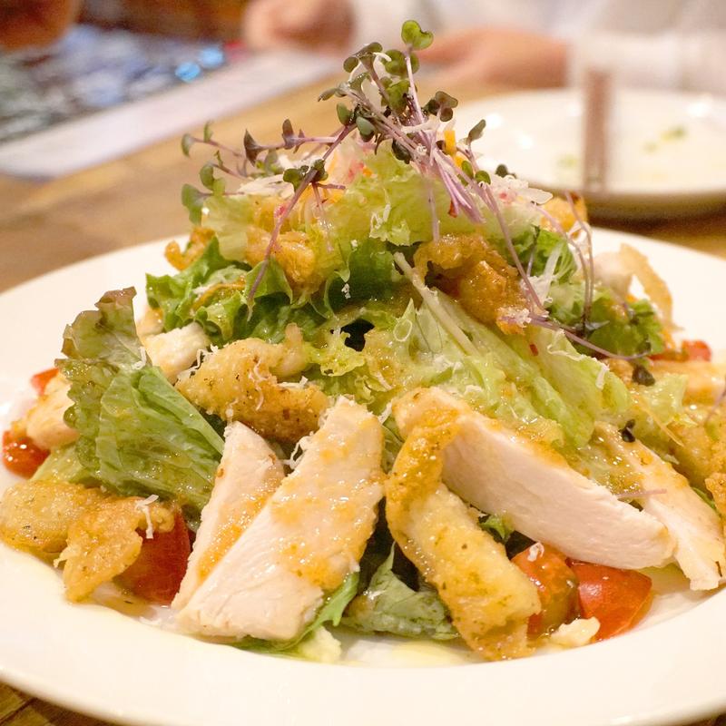 鶏皮とローストチキンのサラダ(TERUNO)