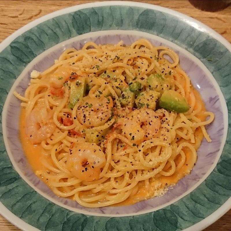 ぷりぷり海老とアボカドのトマトクリーム(鎌倉パスタ センター南店)