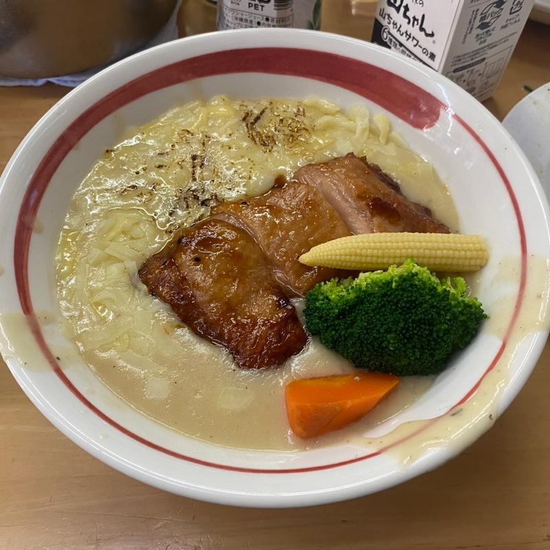 鶏白湯whiteクリーム 照り焼きを乗せてたっぷりチーズ掛け 生ハムサラダ(MENYA食い味の道有楽)