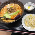 坦々刀削麺と半チャーハン(雪花苑 （【旧店名】鑫鑫厨房）)