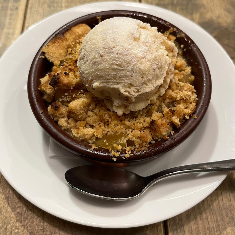 リンゴのコブラー　ラムレーズンアイス添え(熟成和牛ステーキグリルド エイジング・ビーフ 横浜店)