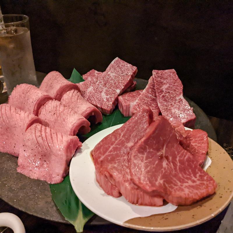 特上厚切り牛タン、特選赤身肉(SATO ブリアン )