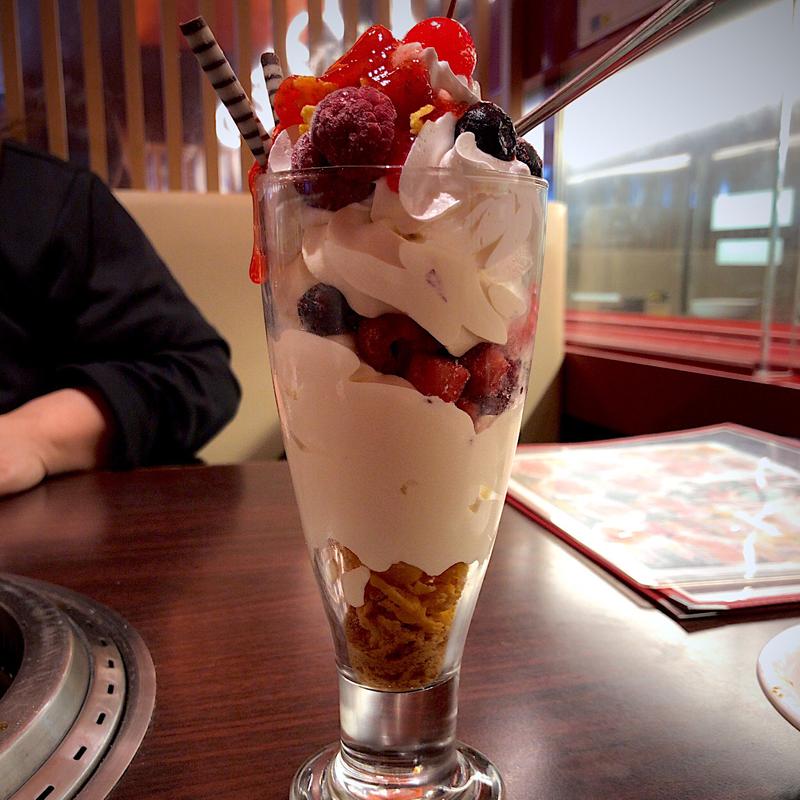 ミックスベリーパフェ(焼肉・冷麺ヤマト 仙台西多賀店)