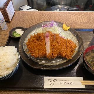 岩中豚　大ロースかつ定食(KIWAMI)