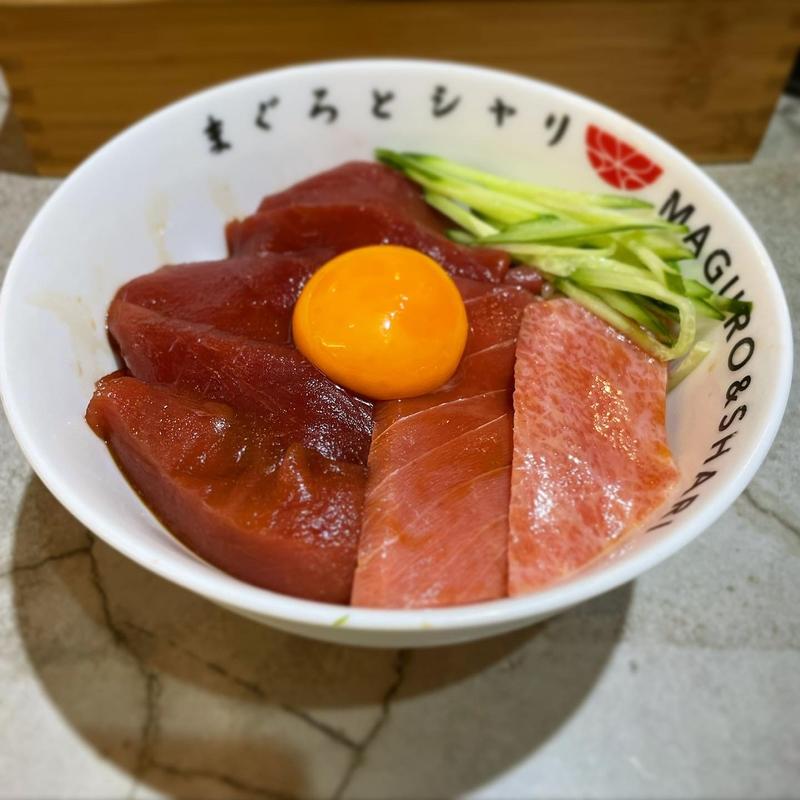 まぐシャリ丼・中+卵黄(まぐろとシャリ)