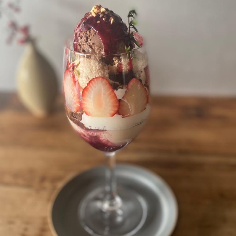 濃厚チョコアイスと苺の冬パフェ セット(no-mu cafe)