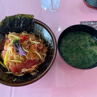 まぐろキムチ丼　あおさ汁(成田東カントリークラブ )