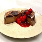 チョコレートバスクチーズケーキ ベリーソーストッピング