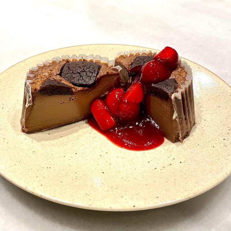 チョコレートバスクチーズケーキ ベリーソーストッピング(GAZTA)