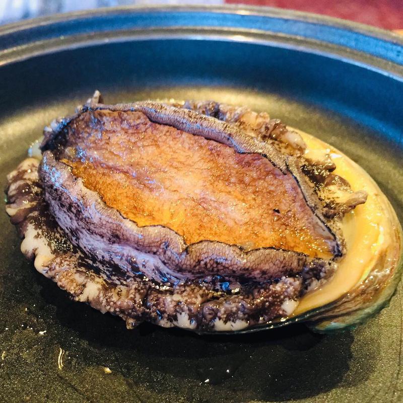 活き鮑の陶板焼き(夕景の宿 海のゆりかご 萩小町)