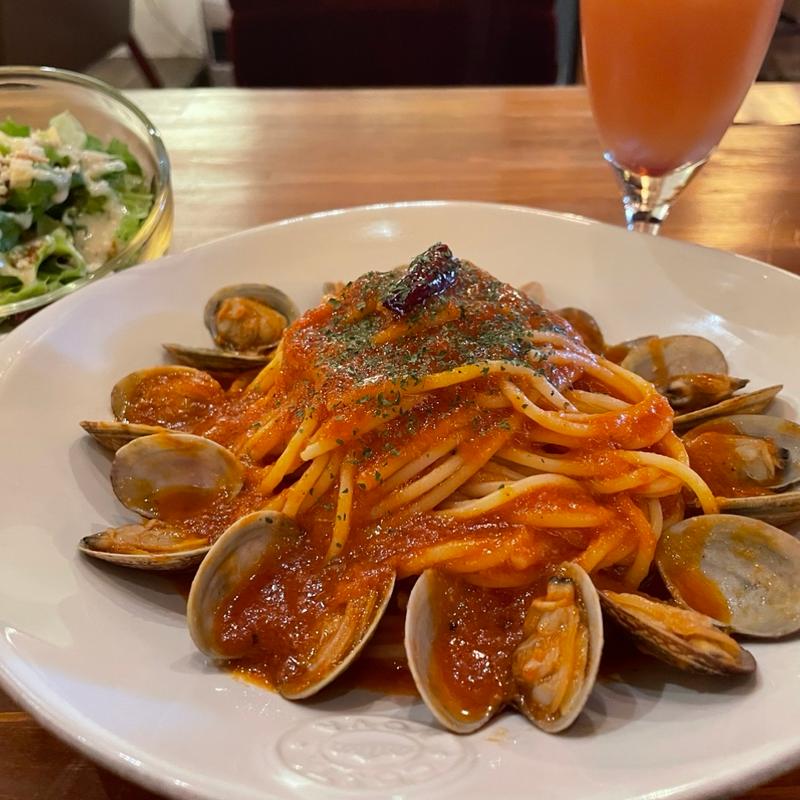 アサリのボンゴレロッソ　シーザーサラダ　カシスオレンジ(woody's 4rest)