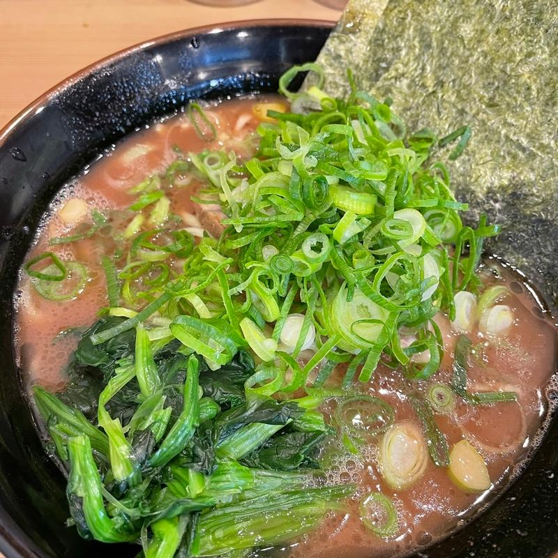 ラーメンにネギトッピング(横浜家系ラーメン 武虎家 尾山台店)