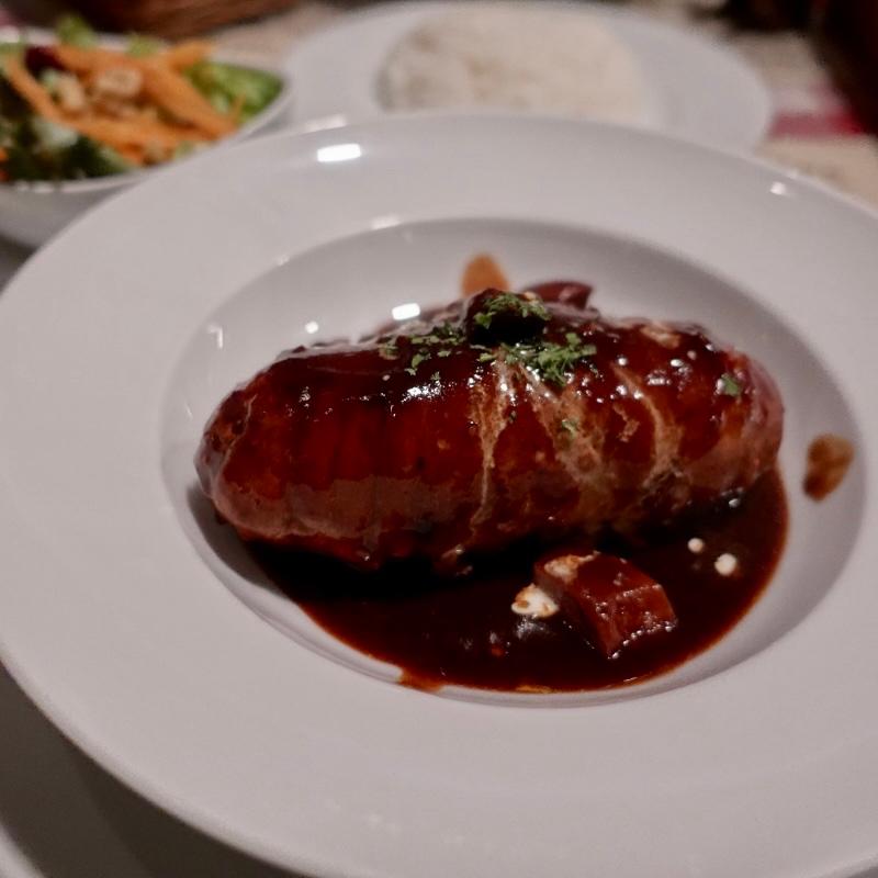 豚バラ包み焼き！赤ワイン煮込みのハンバーグ(Flying pig)