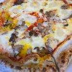 ポルチーニ・豚バラ肉とモッツァレラチーズのピザ