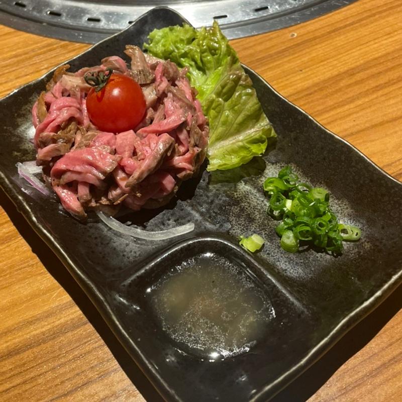 塩だれ佐賀牛炙りユッケ(炭火焼肉　まるじゅう )