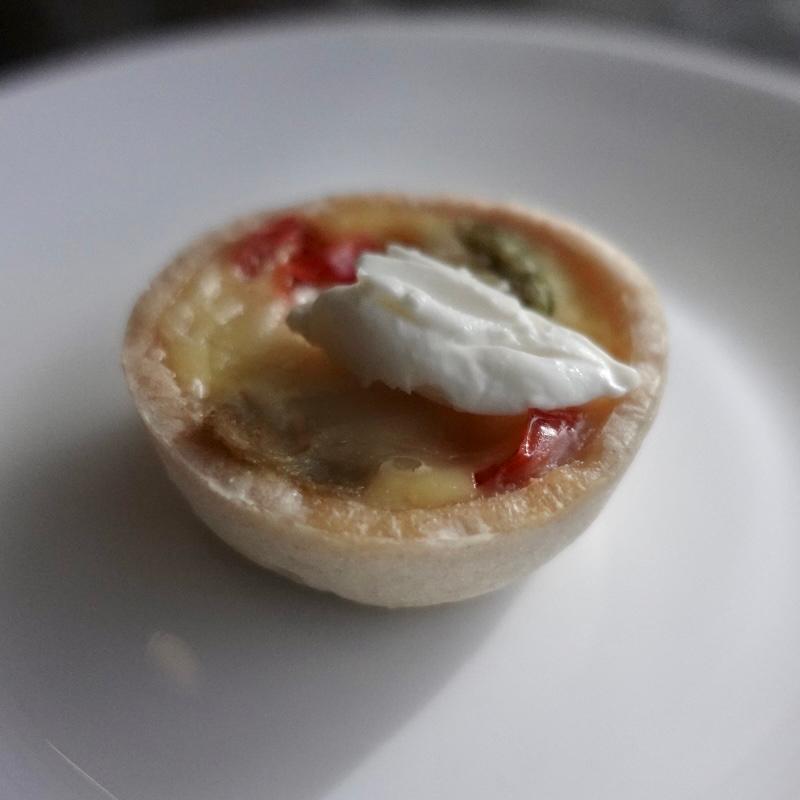 トマトとアボカドのタルト(エデン カフェ&バー)