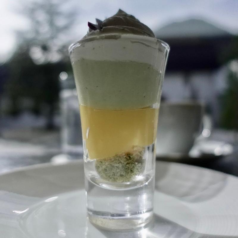 ピスタチオとマンゴーのパフェ(エデン カフェ&バー)