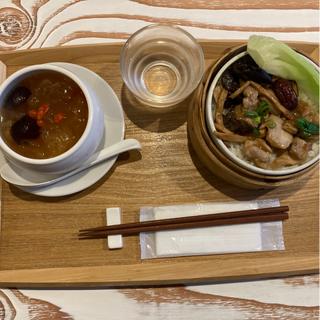 C+柔らか鶏肉と干し金針菜の蒸籠ご飯(広東薬膳スープと蒸籠ご飯「蓮めぐり」)
