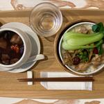 B+柔らか鶏肉と干し金針菜の蒸籠ご飯(広東薬膳スープと蒸籠ご飯「蓮めぐり」)