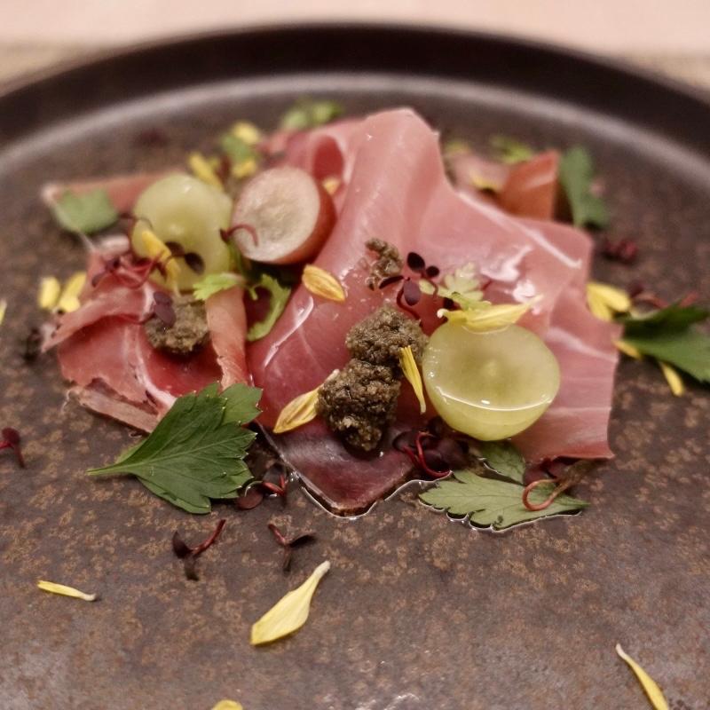 生ハムと信州産葡萄 オリーブタプナード(ボタニカ レストラン)