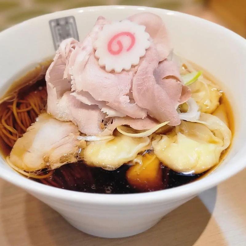 醤油ワンタン麺(鶯屋)