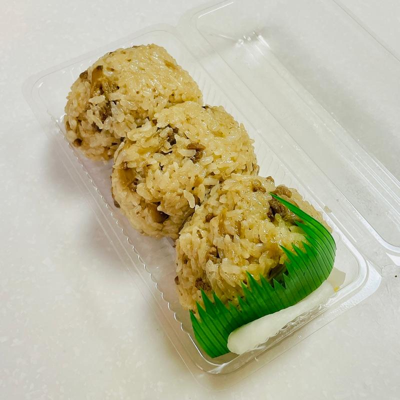 吉野鶏めしおにぎり(吉野食品(有) / 吉野鶏めし工場（鶏めし直売です。食堂は別になります。）)