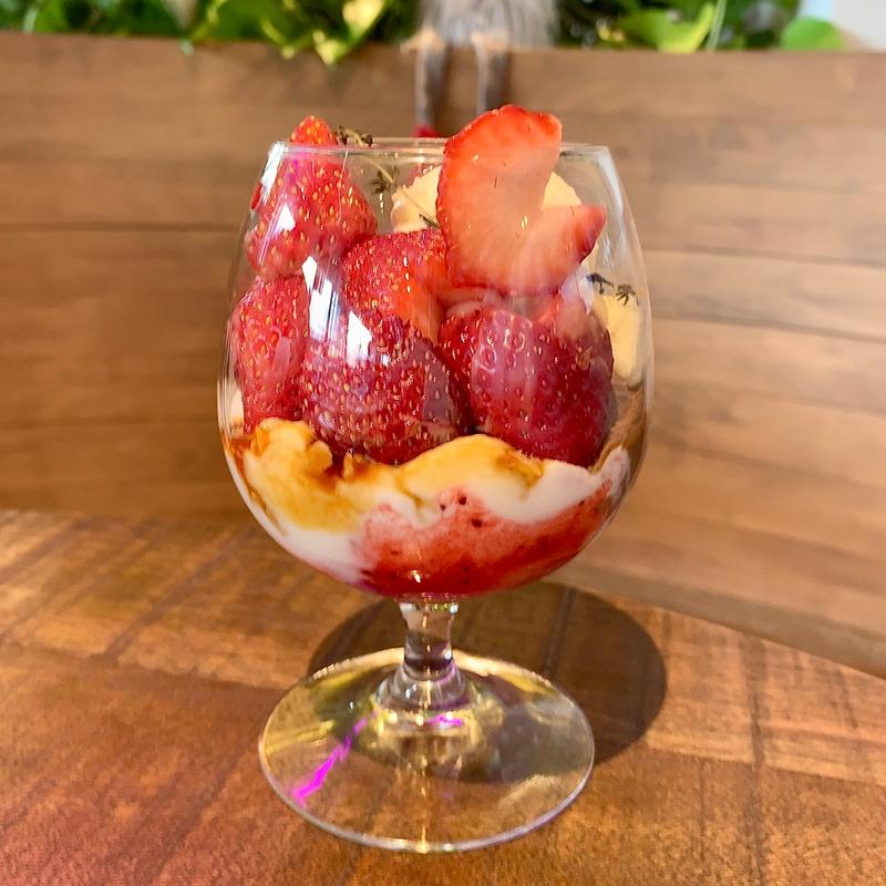 苺滝パフェ(Drip-X-Cafe ヴィアイン大阪京橋店)